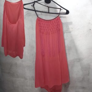 Vestido coral  con espada y Diseño en hilos y cadena en su cuello