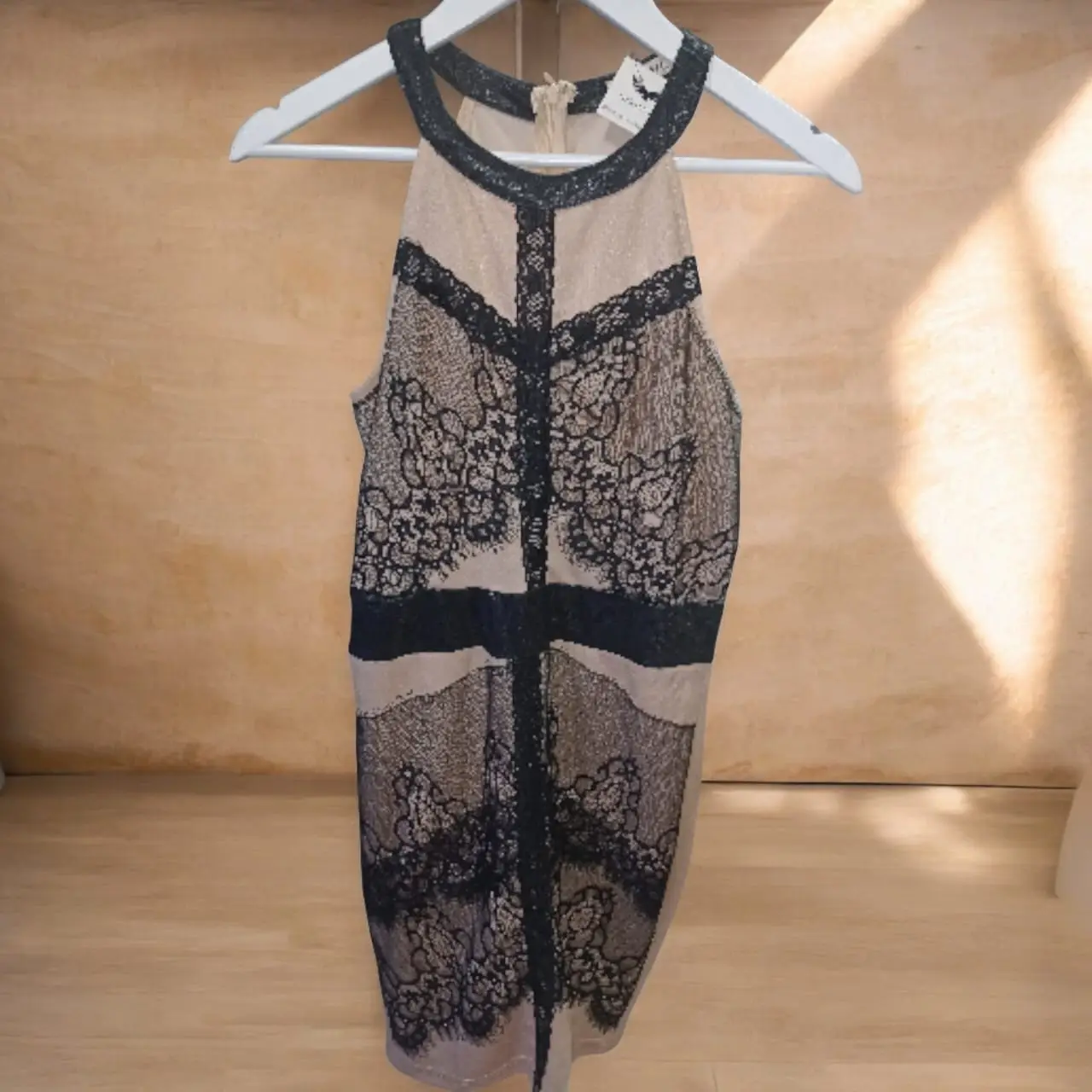 Vestido fino champagne con encaje