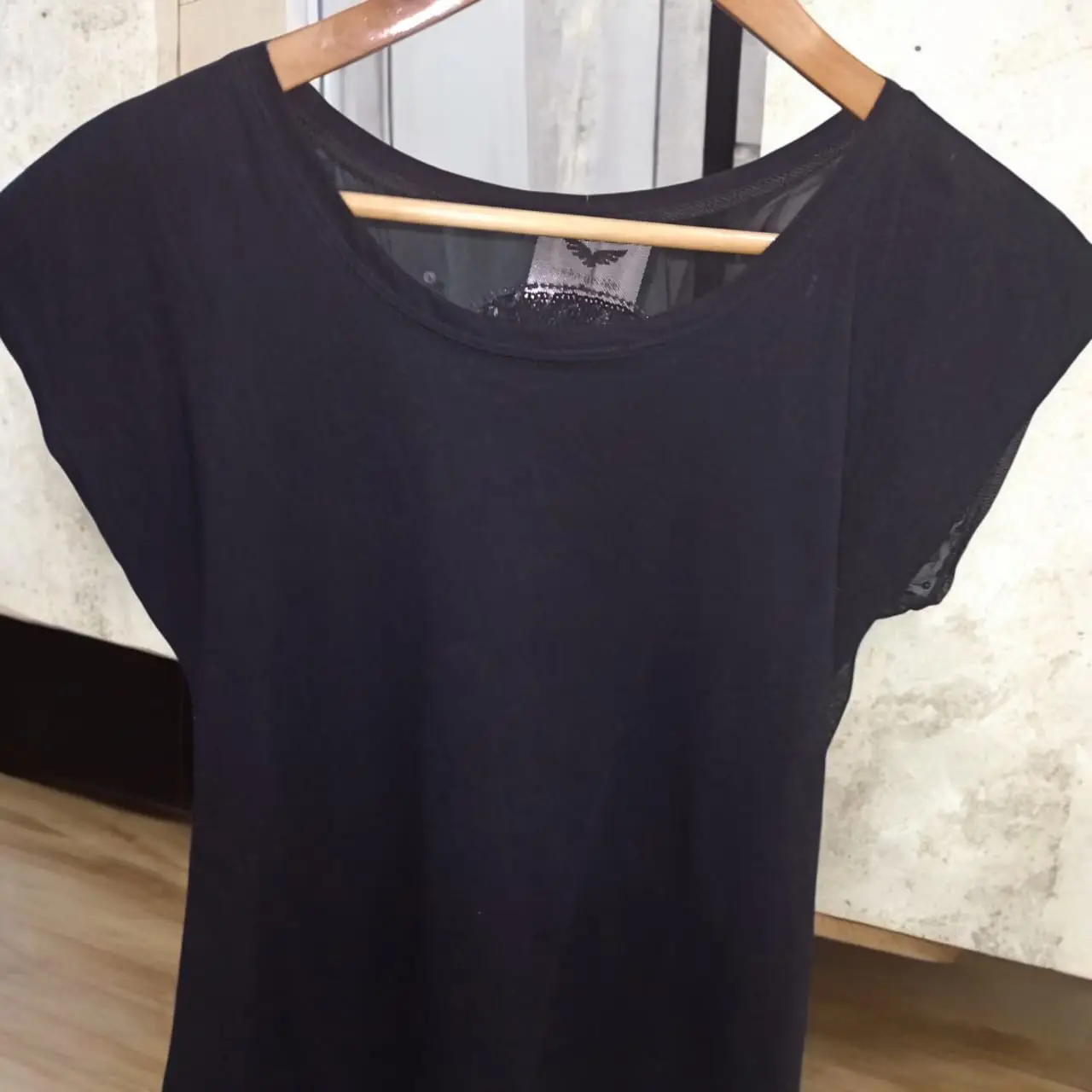 Remera Negra de Algodón con Espalda en Tul - Image 3